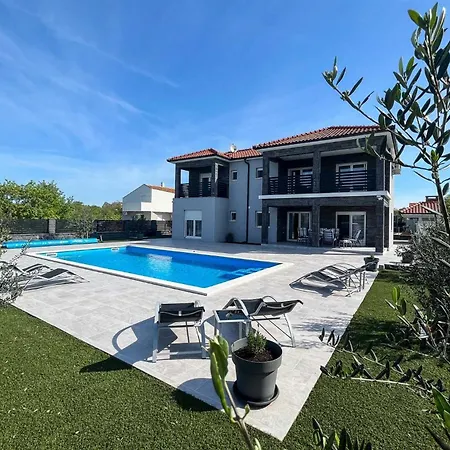 Vila Ela With Heated Pool