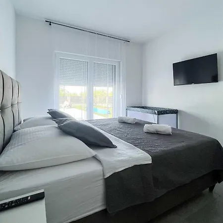 Vila Ela With Heated Pool