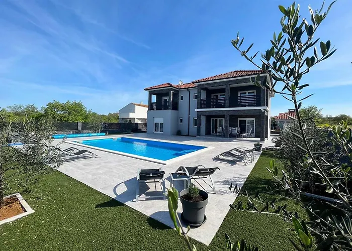 빌라 Ela With Heated Pool