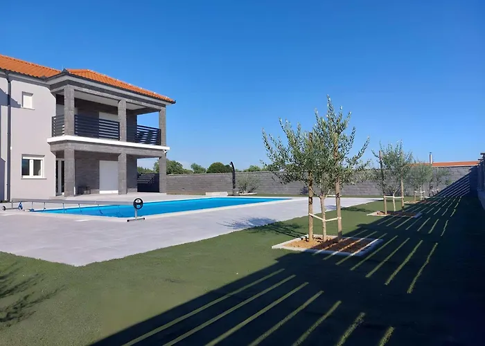 빌라 Ela With Heated Pool