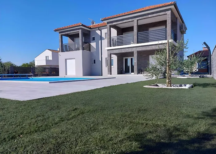 Ela With Heated Pool *