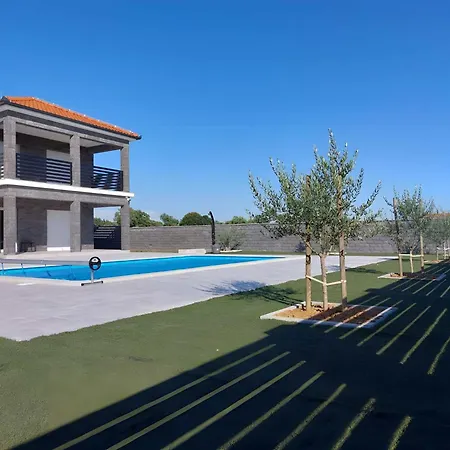 Villa Ela With Heated Pool