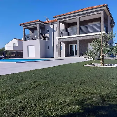 Ela With Heated Pool *