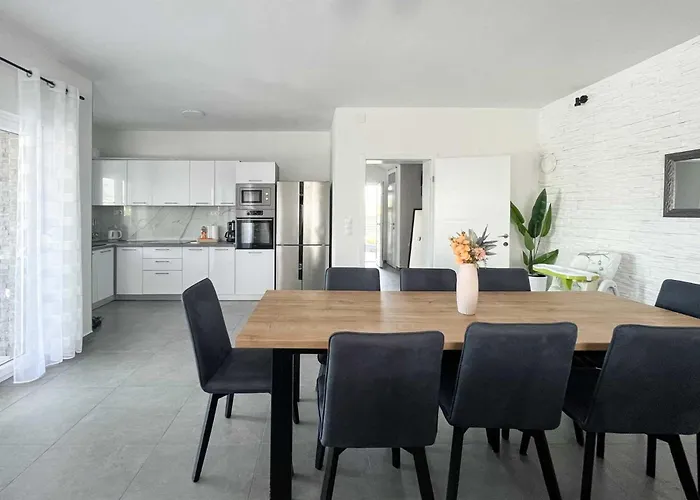 Vila Ela With Heated Pool